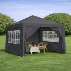 Pop up aiatelk 3x3m veekindel UV50+ avatud kujul rohelisel murul, musta värvi ja läbipaistvate akendega, esiplaanil väike laud ja toolid.
