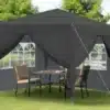 Pop up aiatelk 3x3m veekindel UV50+ | E-pood Tootemaailm Pop up aiatelk 3x3m veekindel UV50+ musta värvi, tugev metallkarkass ja läbipaistvate akendega külgpaneelid, seatud rohelisele murule.