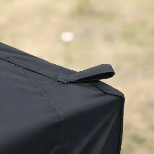 Pop up aiatelk 3x3m veekindel UV50+ | E-pood Tootemaailm Lähedalt vaade musta Pop up aiatelgi 3x3m veekindel UV50+ nurgale, mis on taustal häguselt roheline muru. Telgi kvaliteetne kangas ja tugevdused on selgelt nähtavad.