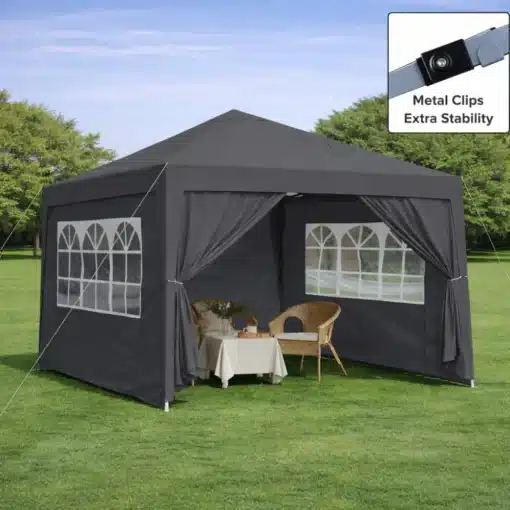 Pop up aiatelk 3x3m veekindel UV50+ | E-pood Tootemaailm Pop up aiatelk 3x3m veekindel UV50+ pinguldatud rohelisel murul, varustatuna elegantsete kaarjate akendega ja sisustatud mugavate korvtoolide ning laudlinaga kaetud lauaga. Telk on tumedat värvi, pakkudes elegantset varju avaral päikesepaistelisel niidul.