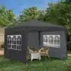 Pop up aiatelk 3x3m veekindel UV50+ | E-pood Tootemaailm Must Pop up aiatelk 3x3m veekindel UV50+ on paigaldatud rohelisele murule, ümbritsetud puude ja sinise taeva taustaga. Telgil on akendega seinad ja sees paistab laud toolidega.