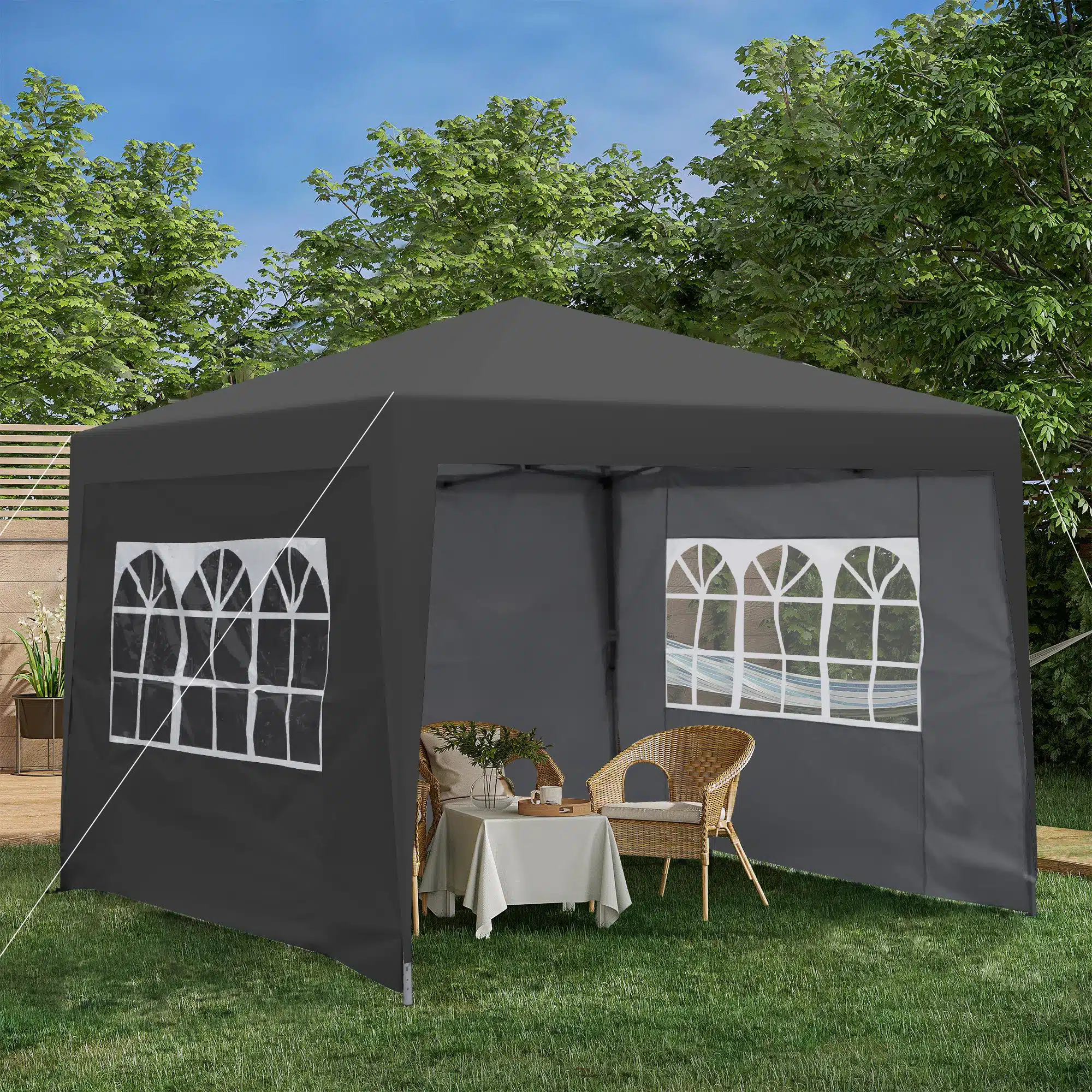Tumehall pop up aiatelk 3x3m veekindel UV50+ avatud aiamaastikul, telgiseintes elegantsed kaaraknad, sees lauaserviit ja korvmööbel.