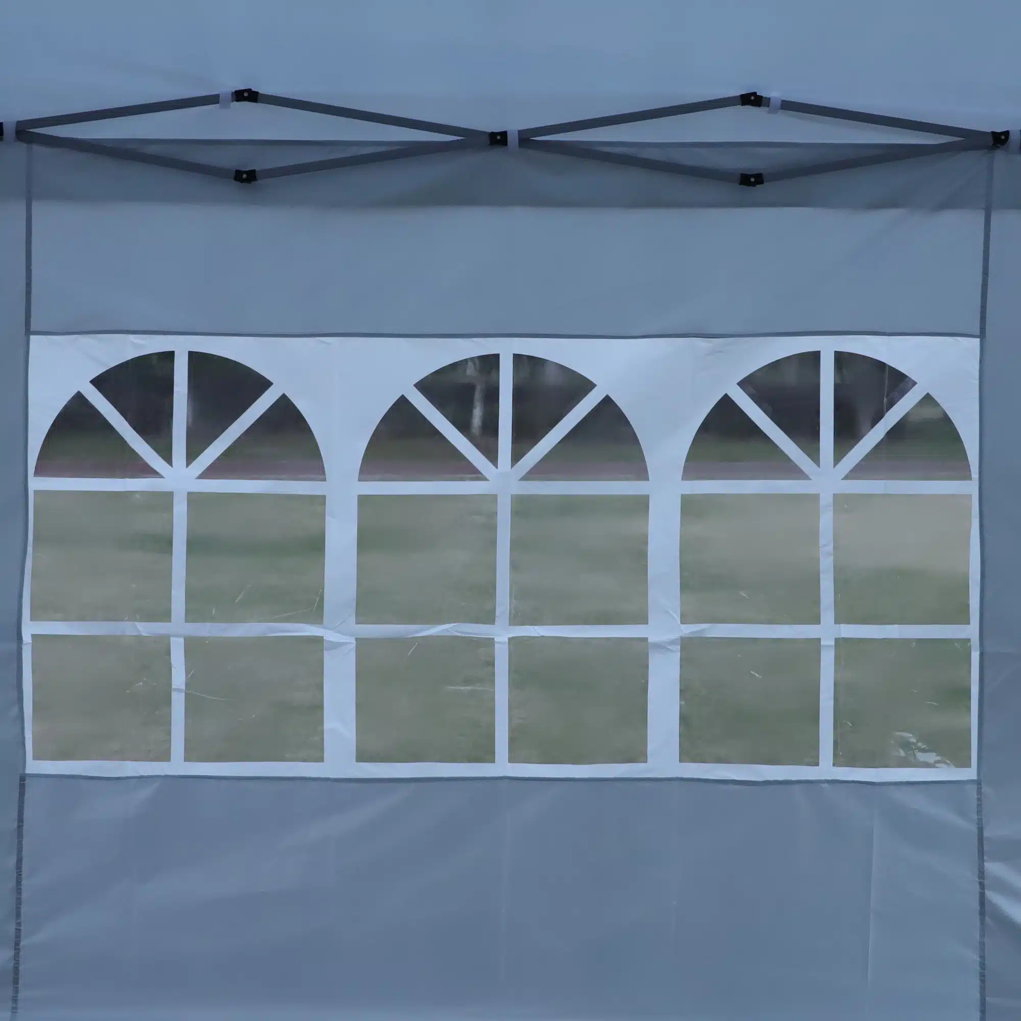 Pop up aiatelk 3x3m veekindel UV50+ halli värvi kanga ja kolmekordsete akendega. Telgil on tugev metallkonstruktsioon ja see paikneb rohelisel murul.
