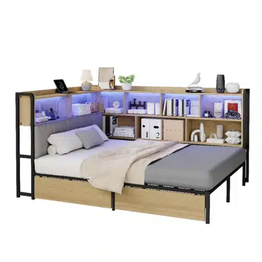 Polsterdatud voodi LED-valgustuse, sahtlite, riiulitega ja USB-ga | E-pood Tootemaailm Polsterdatud voodi LED-valgustuse, sahtlite, riiulitega ja USB-ga. Voodil on hele hall polsterdus, massiivne riiulisüsteem sinaka LED-valgustusega ning mitmed sahtlid, must metallraam ja neutraalne taust.