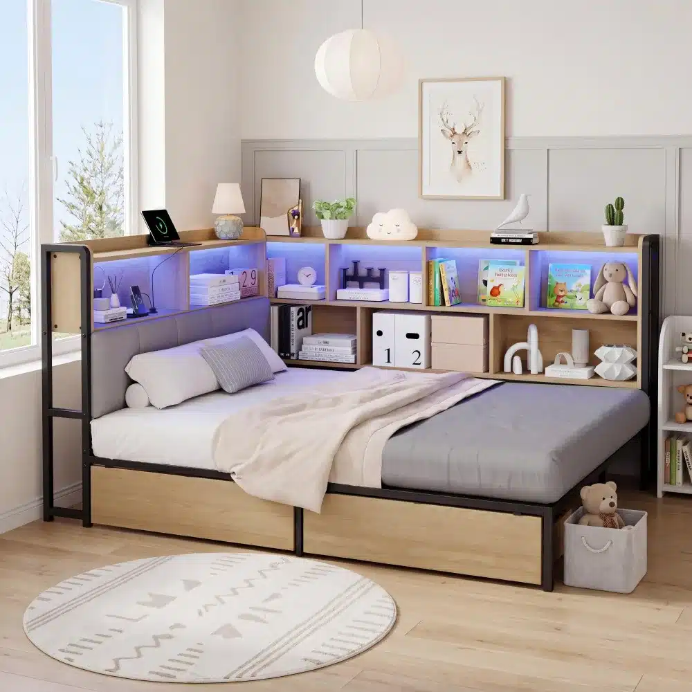 Polsterdatud voodi koos LED-valgustuse, sahtlite ja riiulitega heledas magamistoas. Toas on moodsad dekoratiivesemed ja suur aken.
