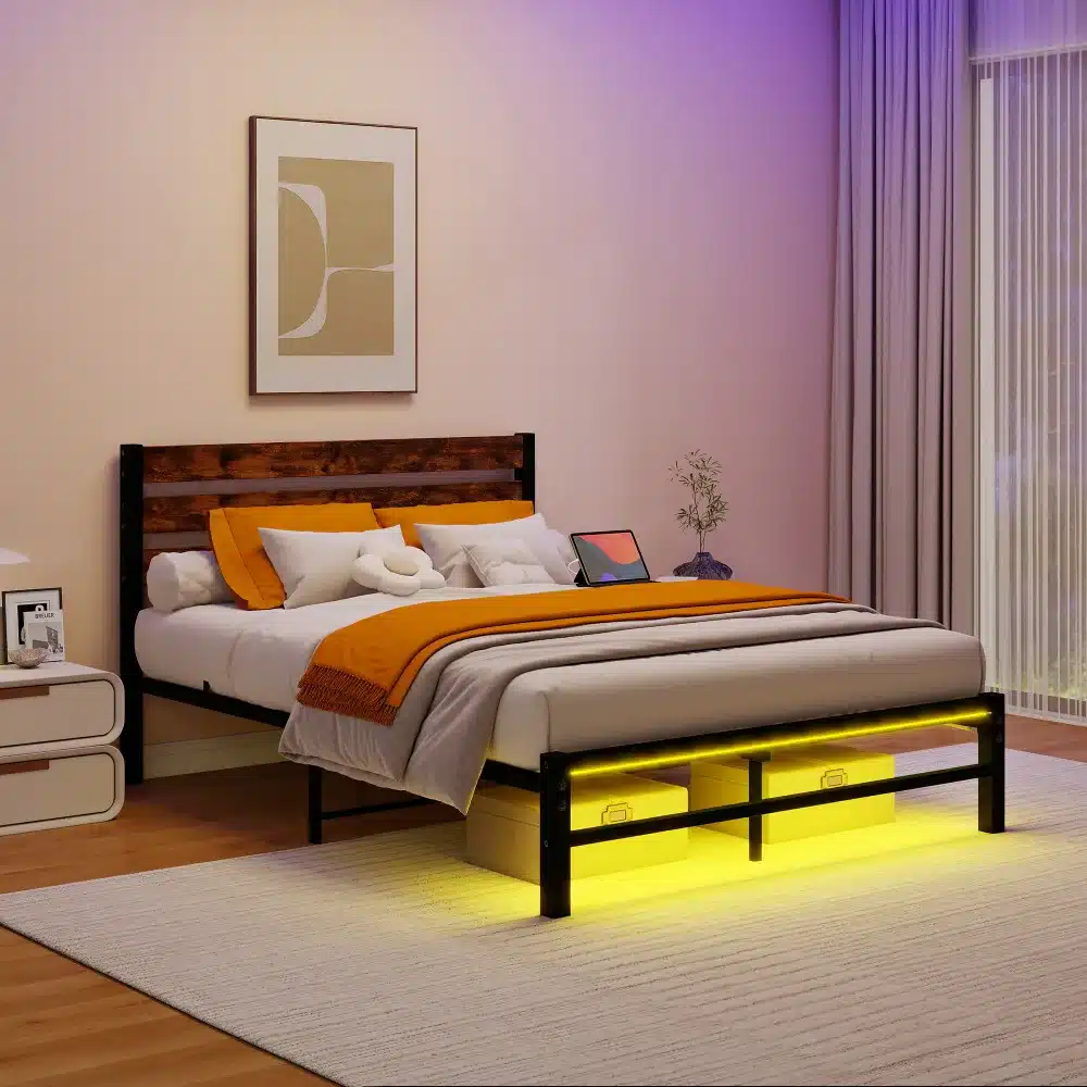 Stiilne voodi LED-peatsiga ja USB-pesadega 140x200 cm kaasaegses magamistoas, millel on elegantne puidust peats ja hõõguvad LED-tuled, voodikate helendava kollase aktsendiga.