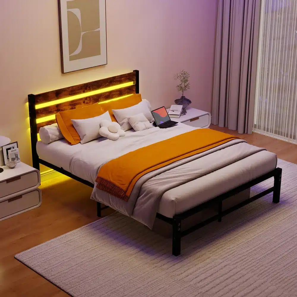 Stiilne voodi LED-peatsiga ja USB-pesadega suuruses 140x200 cm, mis paikneb valgusküllases magamistoas. Voodi on kaunistatud oranži voodikatte ning patjadega, pehmendades sisustuse kaasaegset välimust puidust ja metallist detailidega peatsis. Külgedel asuvad öökappidel on dekoratiivsed esemed.