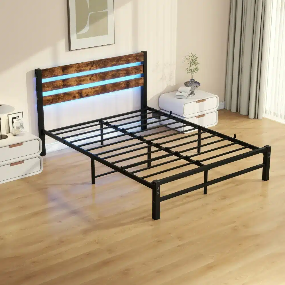 Metallraamiga voodi LED-peatsiga ja USB-pesadega, suurusega 140x200 cm, asetatud helepruunile puitpõrandale minimalistlikus magamistoas.