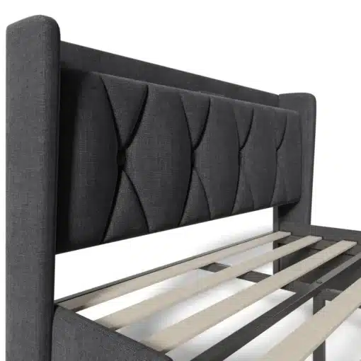 Panipaigaga voodi 160x200 USB laadijaga ja 4 sahtliga | E-pood Tootemaailm Panipaigaga voodi 160x200 USB laadijaga ja 4 sahtliga, halli polsterduse ja musta raamiga, taustal valge sein.