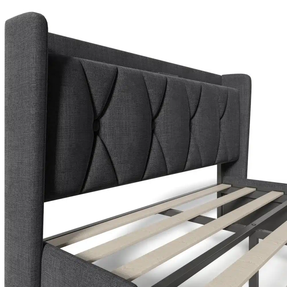 Elegantne musta kangaga kaetud panipaigaga voodi 160x200 USB laadijaga ja 4 sahtliga, esiletõstetud pehme ja polsterdatud peatsiotsaga, vaatab vastu tänapäevases magamistoa interjööris.