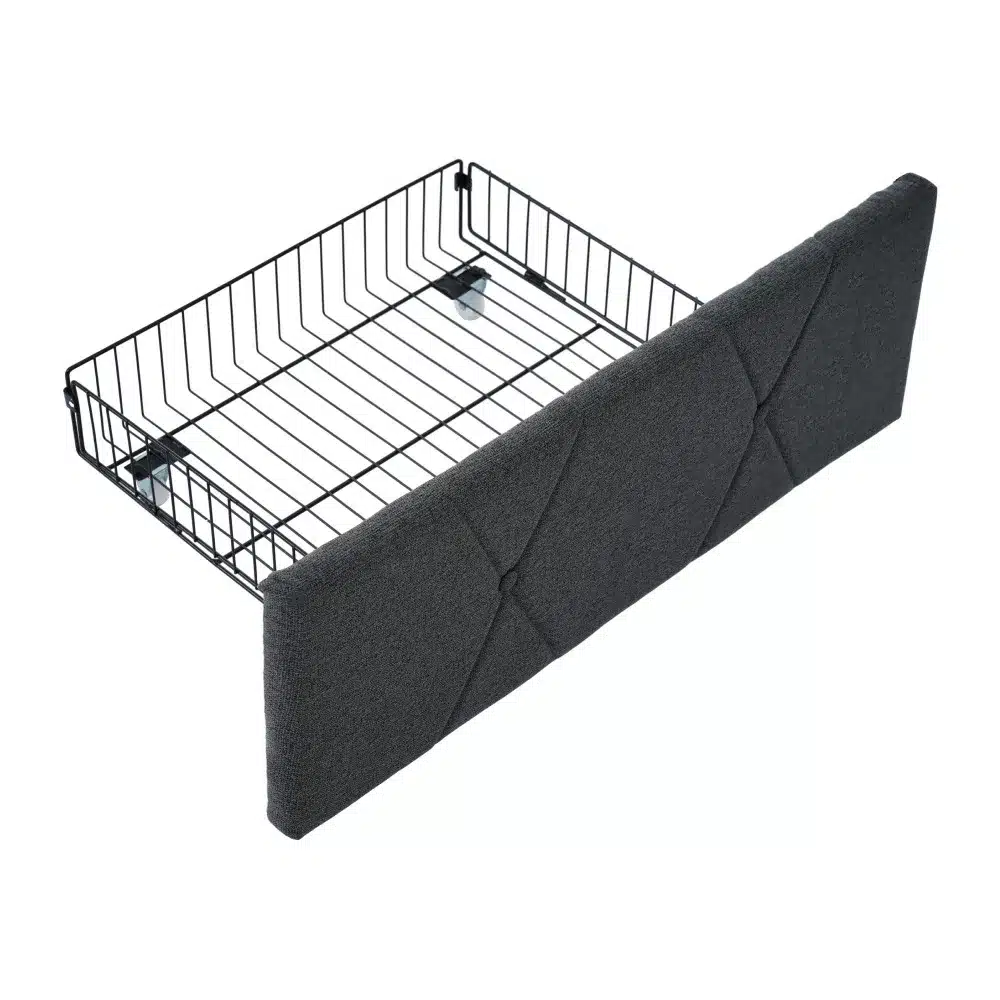 Panipaigaga voodi 160x200 USB laadijaga ja 4 sahtliga, kus on näha mustast metallist korviga sahtel tumehalliga polsterdatud esiosa taustal.