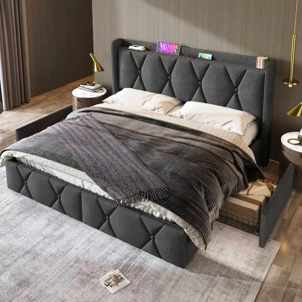 Elegantne musta värvi panipaigaga voodi mõõtudega 160x200, USB laadijaga ja nelja sahtliga, paiknedes kaasaegses magamistoas hallil vaibal, kahe stiilse öökapi kõrval.