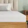Ortopeediline vahtmadrats 120x200cm 3D õhulise kattega | E-pood Tootemaailm Ortopeediline vahtmadrats 120x200cm 3D õhulise kattega beige voodiraami ja dekoratiivpatjade taustal.