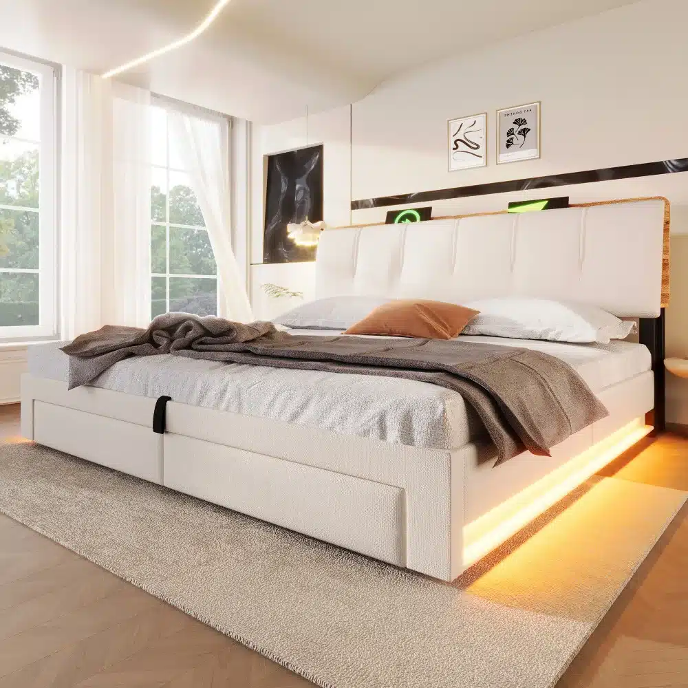 Valge voodi panipaigaga, mõõduga 180x200, millel on USB-C pordid ja soe LED valgustus. Voodi asub kaasaegses heledas magamistoas, akna juures laminaatpõrandaga ning pehmete voodipesudega.