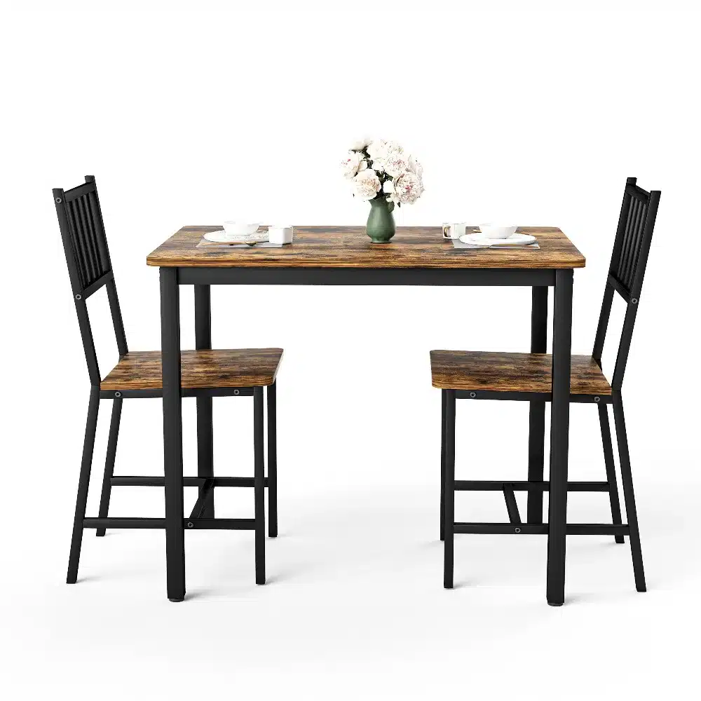 Söögilaud kahe tooliga, pruun-must, kööki, väljendab elegantset ja minimalistlikku disaini. Puitlaud pruunist pinnast ja mustadest metalljalgadest täiendab kahe musta tooliga komplekti. Taustal valge sein, mis rõhutab mööbli kontraste ja stiilset ilmet.