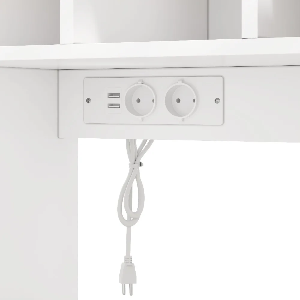 Valge kõrge köögikapp reguleeritavate riiulite ja LED-valgustitega, mis sisaldab elektripistikuid ja USB-pesasid, paigaldatud kapiserva alla.