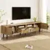 TV-alus puidumustriga, metalljalgadega, 2 ust, 2 sahtlit | E-pood Tootemaailm TV-alus puidumustriga, metalljalgadega, avatud ustega, paljastades kaks sahtlit ja avatud riiulid valgusküllases elutoas. Mööblieset ümbritsevad heledad seinad ja vaipkate.