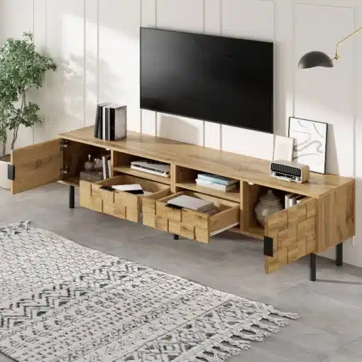 TV-alus puidumustriga, metalljalgadega, 2 ust, 2 sahtlit | E-pood Tootemaailm TV-alus puidumustriga, metalljalgadega, 2 ust, 2 sahtlit, esiküljel on avatud uksed ja sahtlid, näidates avarat hoiuruumi, kaasaegses elutoas helehallil kivipõrandal ja dekoratiivse vaibaga.