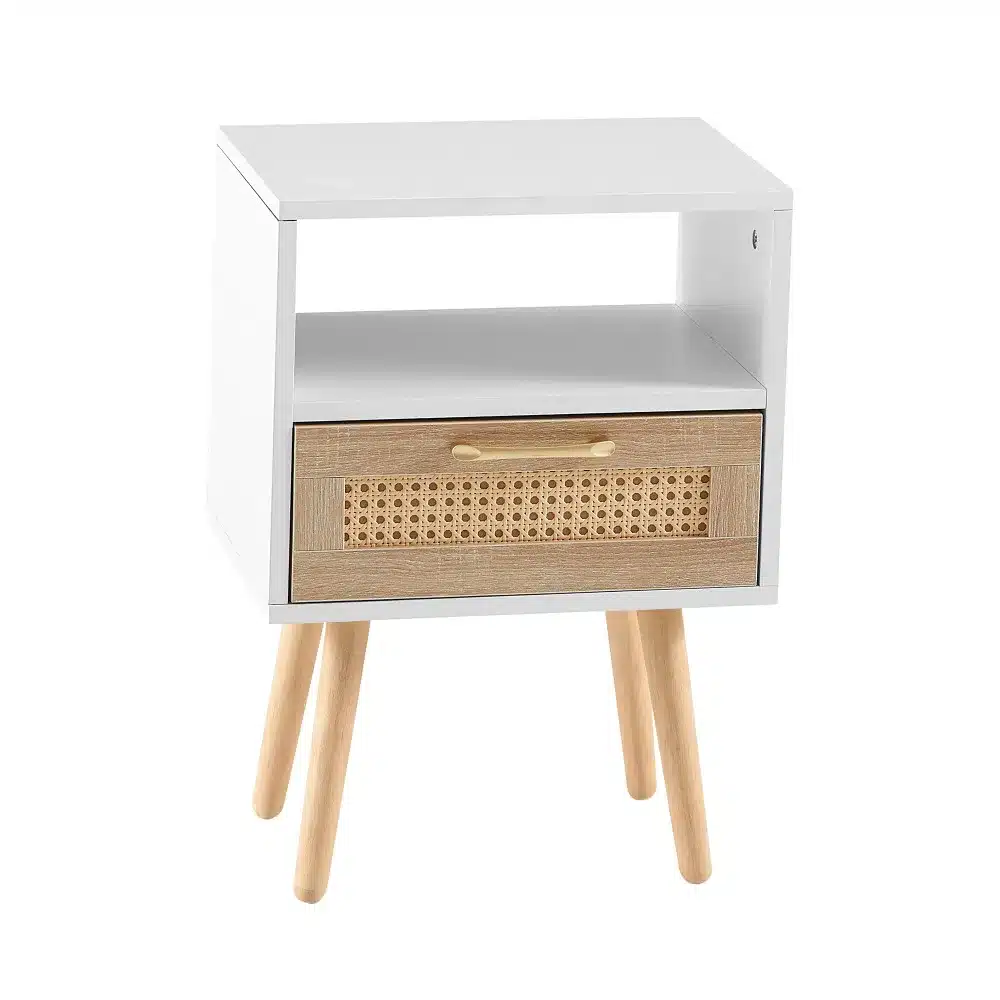 Öökapp valge rotangiga, sahtel ja täispuidust jalad valgel taustal, elegantne disain