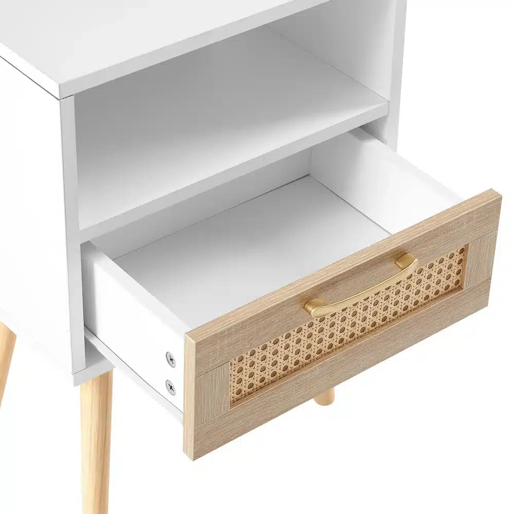 Öökapp valge rotangiga, millel on sahtel ja täispuidust jalad. Kapp on minimalistlikus stiilis, valge korpuse ja naturaalsete puidust jalgadega. Sahtli esiküljel on dekoratiivne rotangpunutis kuldse käepidemega.