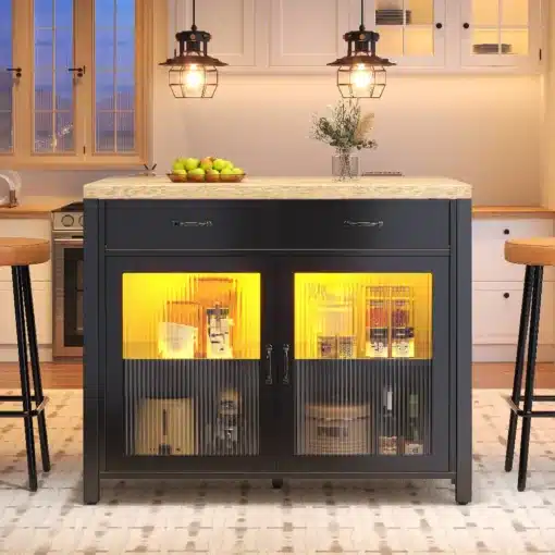 Köögilaud kapi, LED-valgusega, puidu imitatsioon | E-pood Tootemaailm Elegantne köögilaud kapi koos LED-valgusega, mille puidu imitatsiooniga töötasapind täiendab stiilset musta kapi. Klaasuksed avanevad sooja valguse sisse, rõhutades sisemist paigutust. Taustal valge köök ja ripplambid loovad koduse atmosfääri.