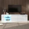 Stiilne TV-alus LED-valgustusega, valmistatud karastatud klaasist, mõõtmetega 180 cm. Alusel on modernne disain, valge viimistlusega ja sinise LED-valgustusega avatud riiulid, sobides suurepäraselt kaasaegsesse elutuppa.