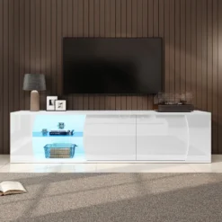 Stiilne TV-alus LED-valgustusega, valmistatud karastatud klaasist, mõõtmetega 180 cm. Alusel on modernne disain, valge viimistlusega ja sinise LED-valgustusega avatud riiulid, sobides suurepäraselt kaasaegsesse elutuppa.