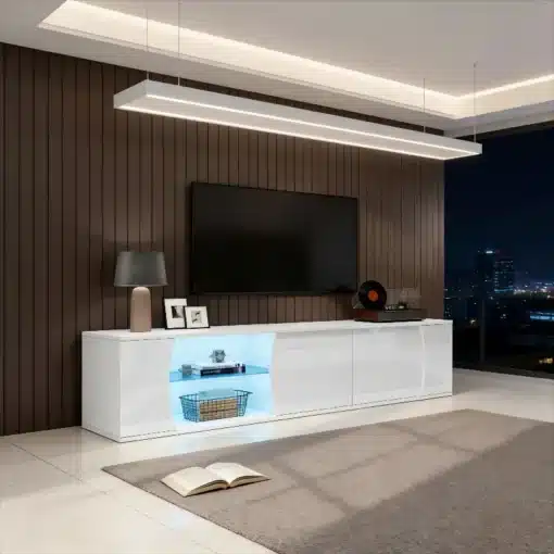 TV-alus LED-valgustusega, karastatud klaas, 180 cm | E-pood Tootemaailm Kaasaegne TV-alus LED-valgustusega, valmistatud karastatud klaasist ja mõõtudes 180 cm. Pildil on valge TV-alus, millel on stiilne LED-valgustus, asub elegantse elutoa interjööris tumepruuni paneelseina taustal koos suure teleriga.