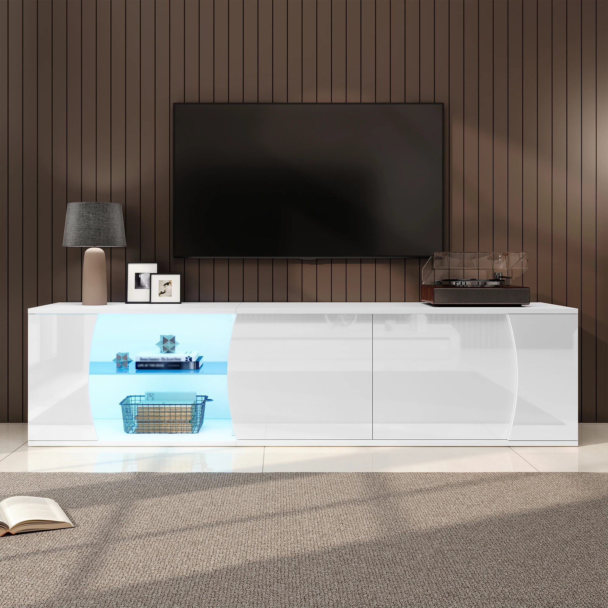 Stiilne TV-alus LED-valgustusega kaasaegses elutoas, karastatud klaas, 180 cm, millel on elegantne valge viimistlus ja avatud riiulid sinise valgusega, puidust seinataust.