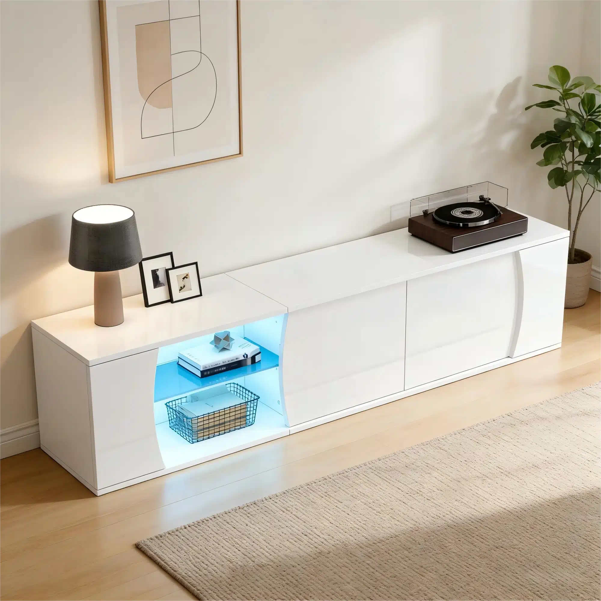 TV-alus LED-valgustusega, karastatud klaasist 180 cm, minimalistlik valge disain elutoas, taustal abstraktne kunsttöö, peal lamp ja vinüülplaadimängija.