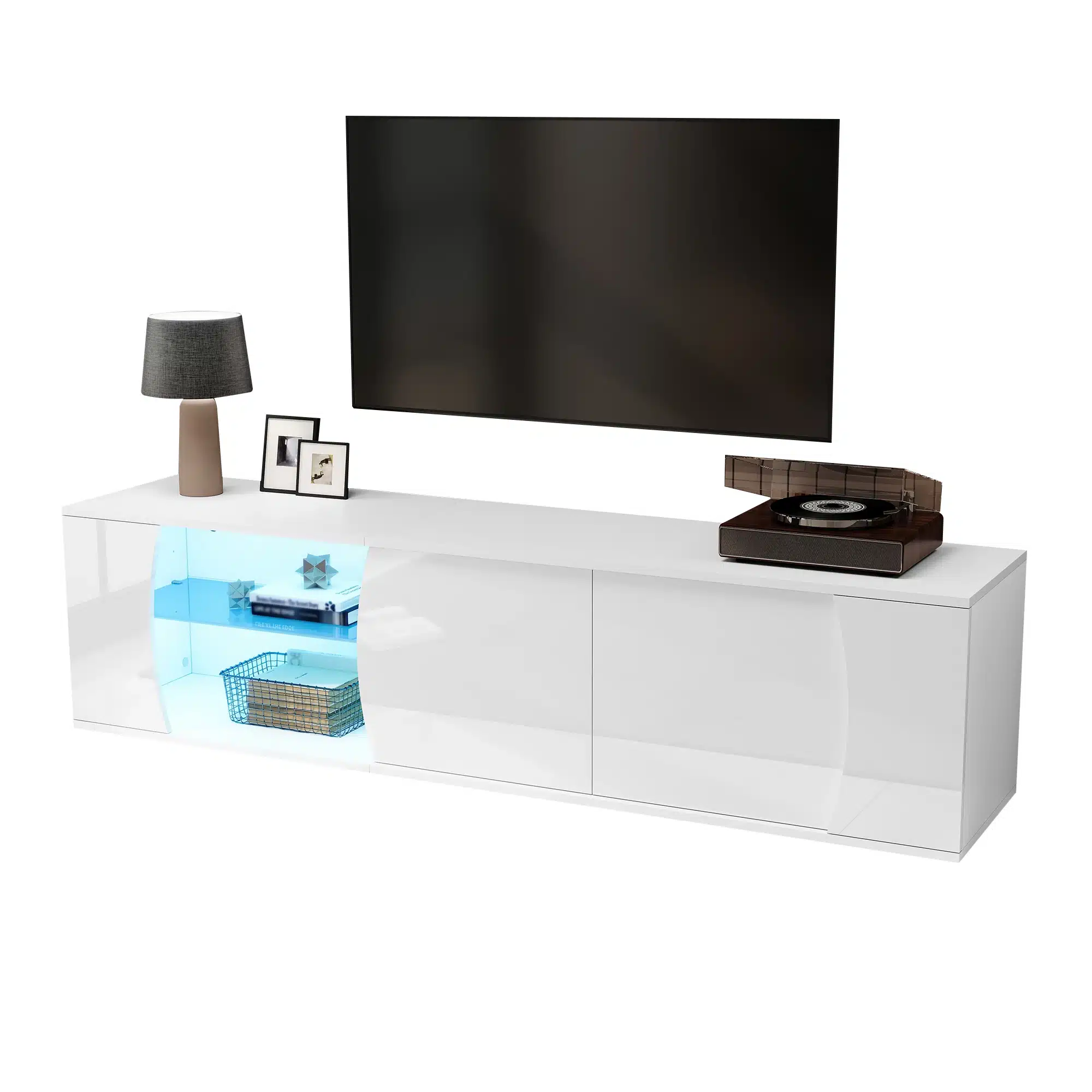 Valge TV-alus LED-valgustusega, karastatud klaasist riiuli ja 180 cm laiusega. Aluse peal on must lamp ja vinüülplaadimängija, taustal tume sein.