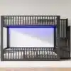 Narivoodi 140×200 cm panipaigaga ja LED valgustusega | E-pood Tootemaailm Kaasaegne narivoodi 140×200 cm panipaigaga ja LED valgustusega, tumehallist metallist raamiga. Voodi tammest värvitud turvapiirete ja integreeritud trepiga, taustal neutraalsed seinad ja hele vaip. Sinine LED valgus süvistatud ülemisse osasse loob stiilse ja rahustava atmosfääri.
