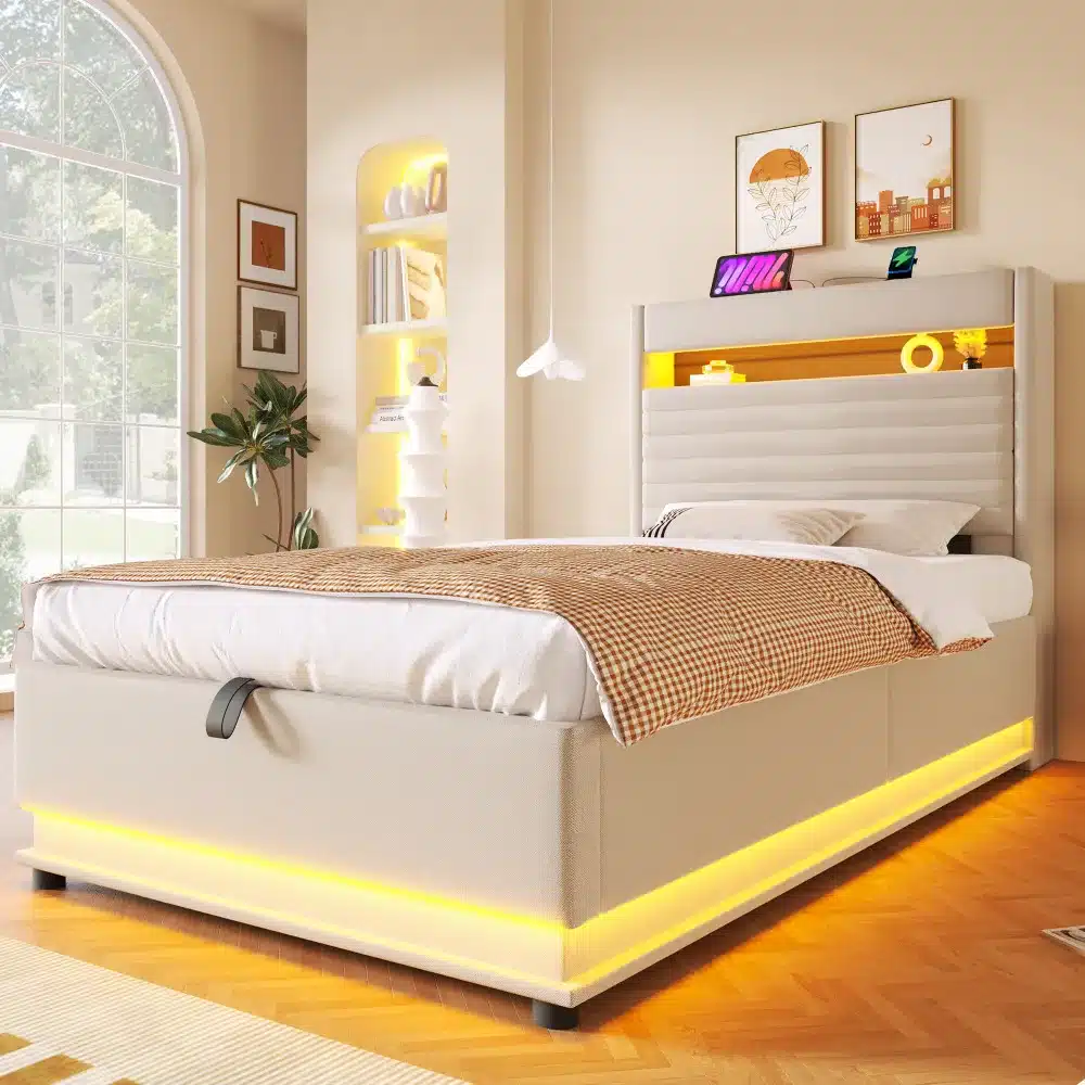 Elegantne pesukastiga voodi, mõõtmetega 90x200 cm, helepruuni polsterdusega ja sisseehitatud LED-valgustusega. Voodi jalutsis on peidetud USB-C ühendus, modernse magamistoa interjööris, päikesevalgus läbi avara akna.