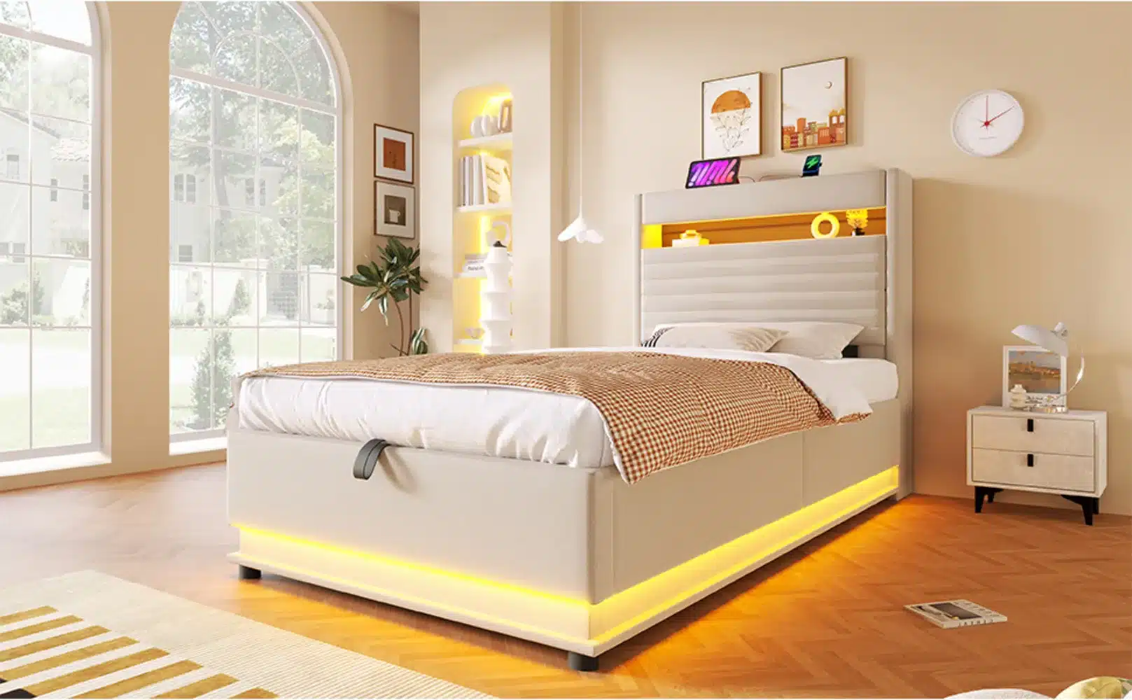 Pesukastiga voodi, USB-C ja LED, 90x200 cm, heledas magamistoas. Beež voodi LED-valgustusega jalutsil ja USB-C laadijaga. Padjad ja pruun tekk kaunistavad voodit, valgusküllases ruumis avarate akende ja puidust põrandaga.
