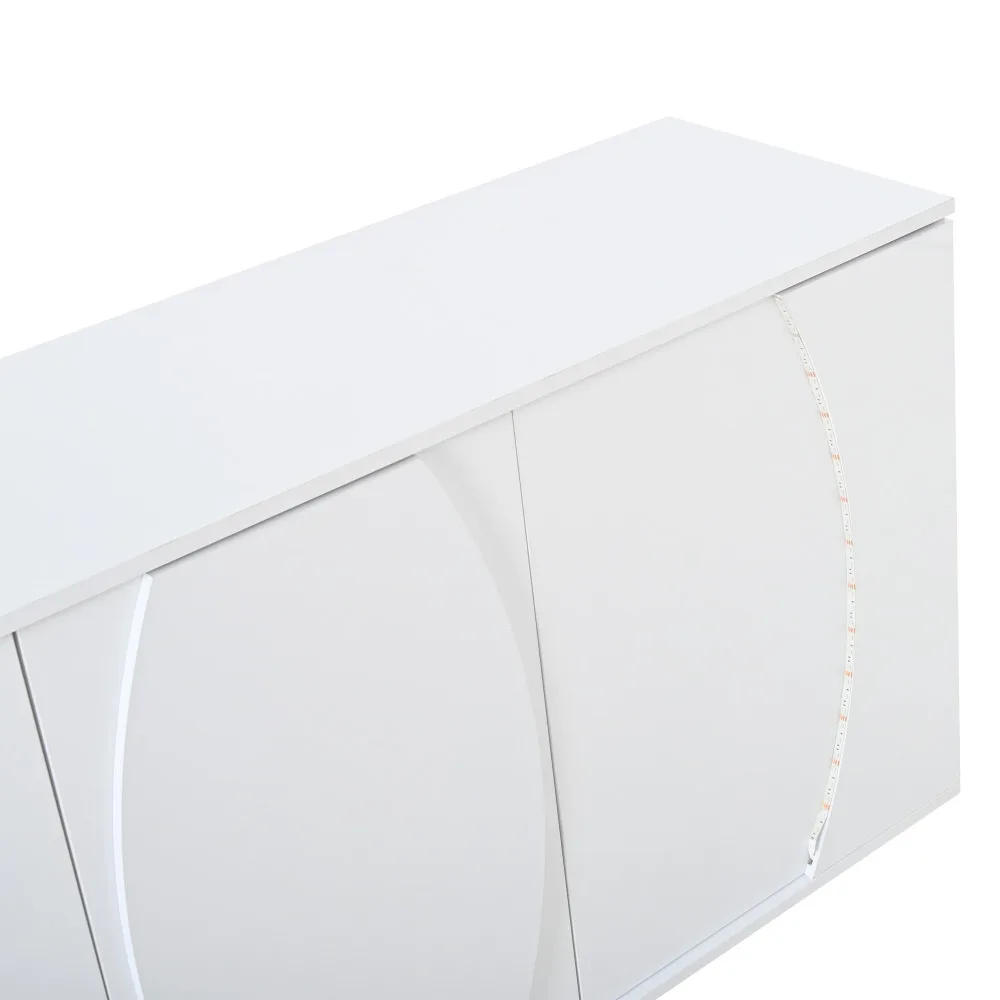 Valge kõrgläikega disainkummut LED-valgustusega, elegantse ja modernse välimusega. Minimalistlik kummut 150 cm pikk, paigutatud heleda taustaga ruumi.