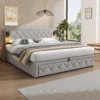Kaheinimesevoodi panipaigaga, hall linane, USB, 180x200 | E-pood Tootemaailm Kaasaegne kaheinimesevoodi panipaigaga hallist linasest kangast, mõõtudega 180x200, varustatud USB-pistikuga, seisab valges ja avaras magamistoas puidust põrandal, mille kõrval on suur aken ja toataimed.