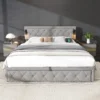 Kaheinimesevoodi panipaigaga, hall linane, USB, 180x200 | E-pood Tootemaailm Kaheinimesevoodi panipaigaga hallist linasest materjalist, mõõtudega 180x200, mille peatsil on USB-pistikud. Voodi asub stiilses magamistoas neutraalsel taustal.