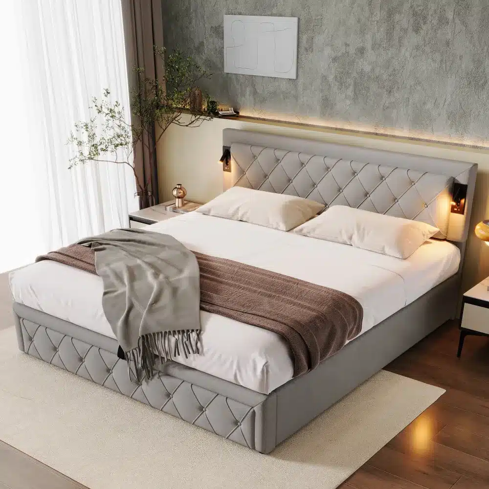 Kaheinimesevoodi panipaigaga, hall linane, USB, 180x200, asetatud moodsa magamistoa puidust põrandale heledate kardinate ees. Hall voodi on elegantse peatoega ja lisab ruumile kaasaegse ja stiilse ilme.