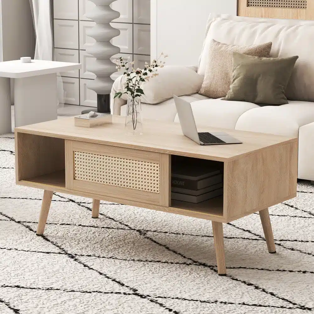 Elegantne diivanilaud liugustega, punutud detailiga ja 105 cm täispuidust jalgadega, paistmas hele beežis elutoas.