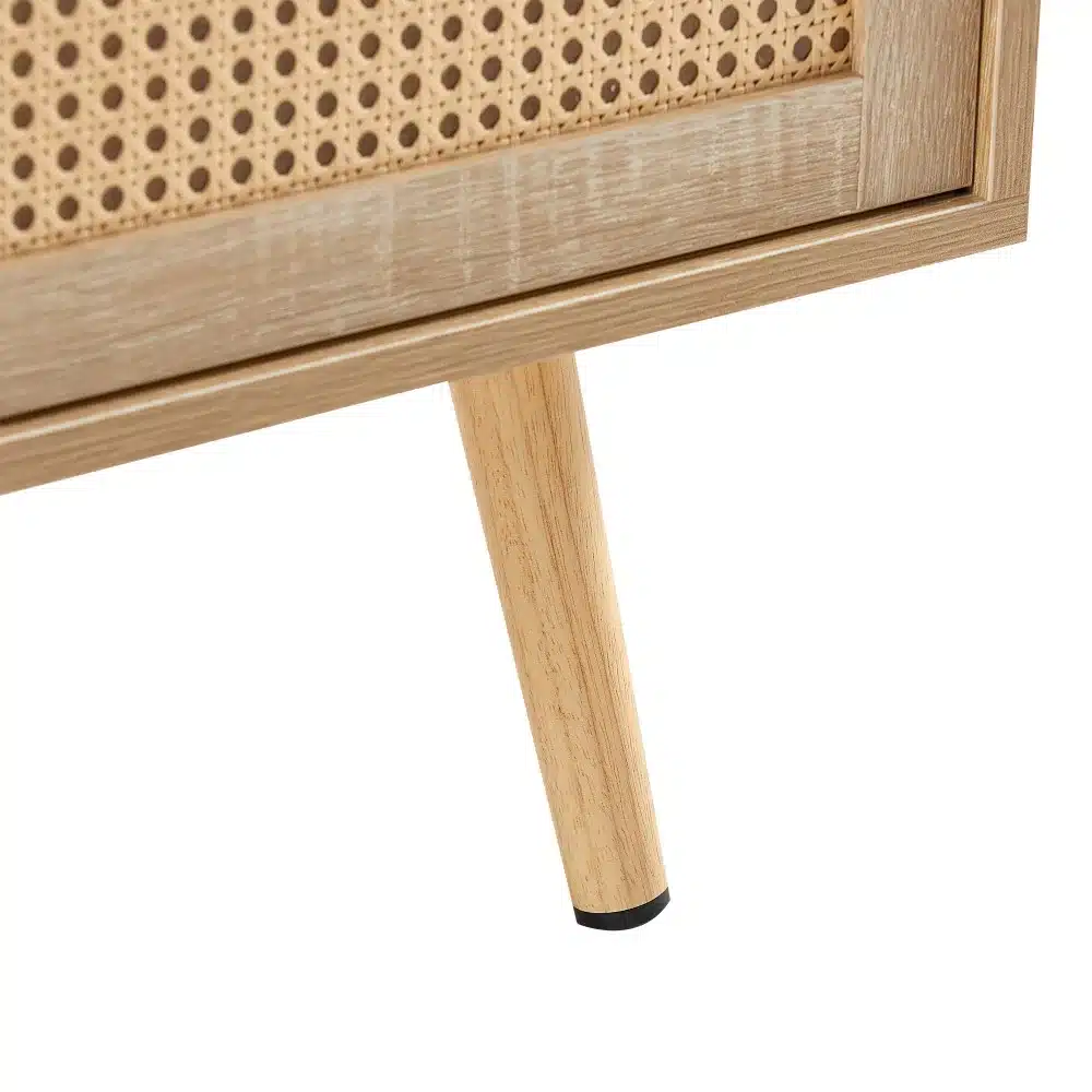 Diivanilaud liugustega, punutud muster, täispuidust jalad. Beež ja hele puit minimalistlikul taustal.