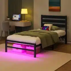 Metallist voodiraam LED valgustuse ja USB laadijaga 90x200, kaasaegses magamistoas, musta värvi raam elegantse peatsiga, voodialune ruum roosaka valgusega esile toodud, pehme oliiviroheline voodipesu peal.