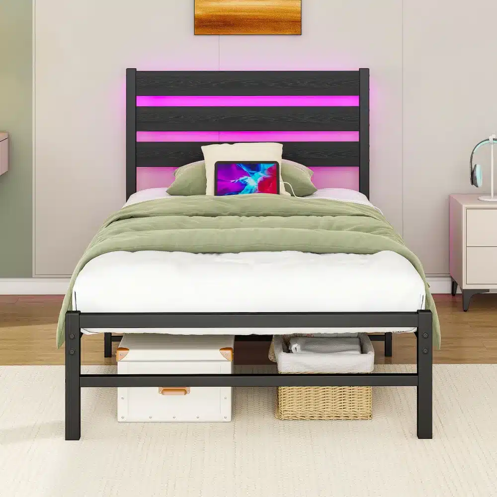 Metallist voodiraam LED valgustuse ja USB laadijaga 90x200, stiilne must raam rohelise voodipesuga ning peatoel särav roosa LED-taustvalgustus, taustal õrn kreemikas sein ja voodi kõrval modernne öökapp.