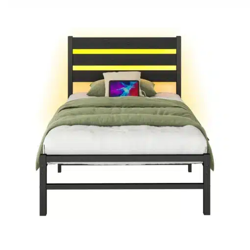 Metallist voodiraam LED valgustuse ja USB laadijaga 90x200 | E-pood Tootemaailm Metallist voodiraam LED valgustuse ja USB laadijaga, millel on tugev must raam, rohelised voodipesud ja värviline padi, 90x200 suuruses.