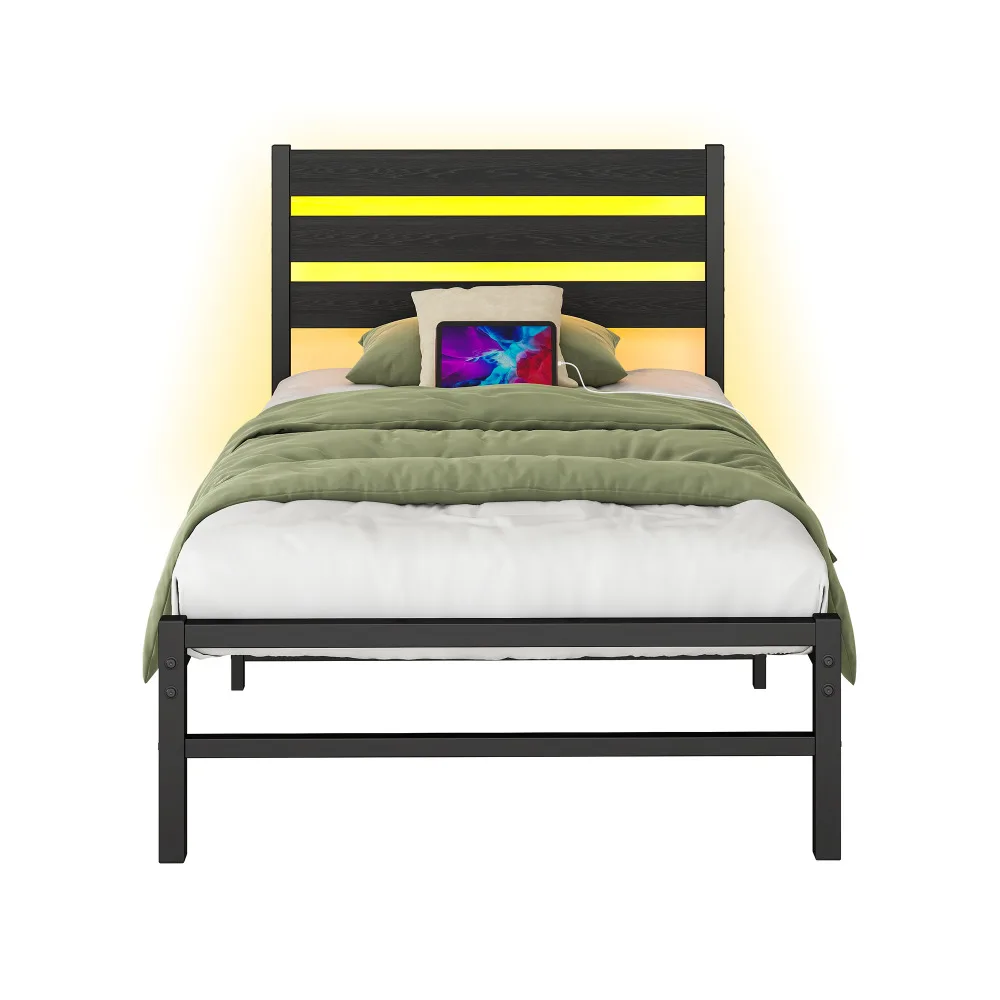 Metallist voodiraam LED valgustusega ja USB laadijaga 90x200, mustast terasest, roheline voodipesu peal ja pehme padi peaotsas, heledal taustal, kaasaegne disain.