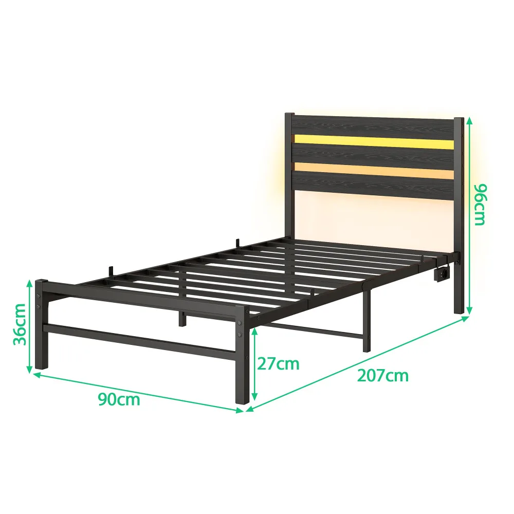 Must metallist voodiraam LED valgustuse ja USB laadijaga, mõõtmetega 90x200. Voodi disain on minimalistlik ning raam on ehitatud vastupidavast materjalist. Pealise ääres on kollase LED-valgustusega riba, mis lisab kaasaegset stiili ja praktilisust. Voodi kõrgus ja laius on näidatud mõõtudega.