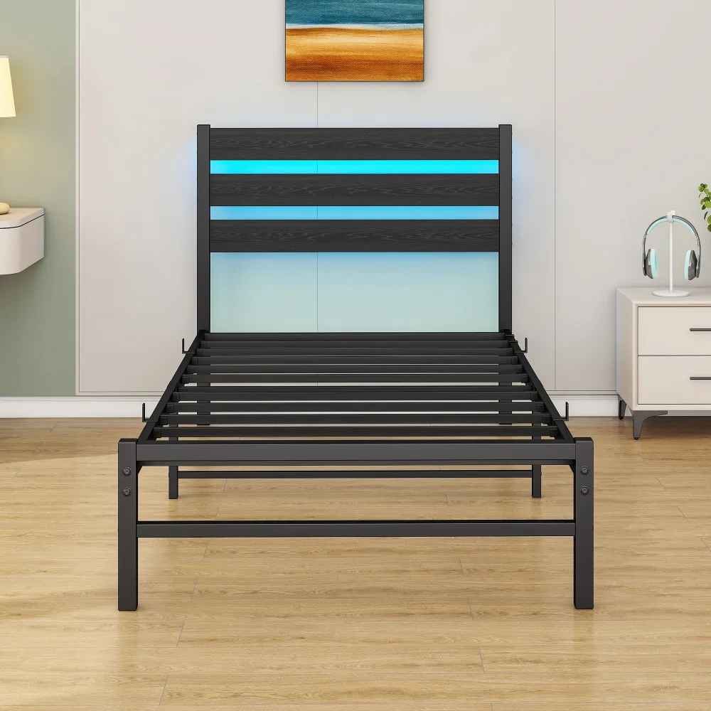 Stiilne metallist voodiraam mõõtmetega 90x200 cm, mis on varustatud LED valgustuse ja USB laadijaga. Voodiraam on asetatud helepruuni puitpõrandaga ruumis, kus tagaseinas on kunstiteos ja kõrval öökapp helkuritena mõeldud esemetega.