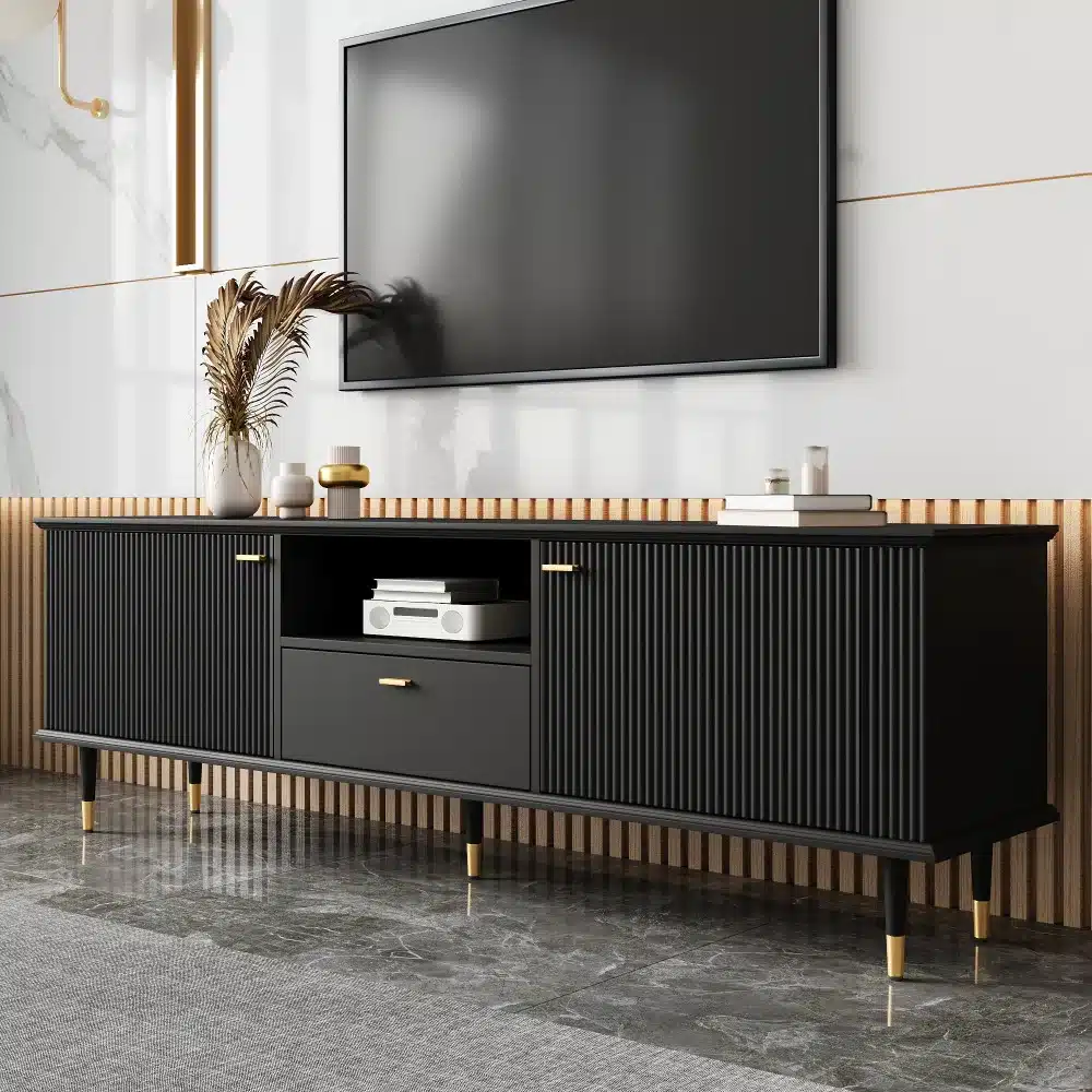 Stiilne TV-alus avatud riiulite ja sahtlitega, lakitud tumeda viimistlusega. Musta värvi puidust konstruktsioon, kuldsete detailidega peenel metallraamil, seisab modernses elutoas marmorist põrandal.