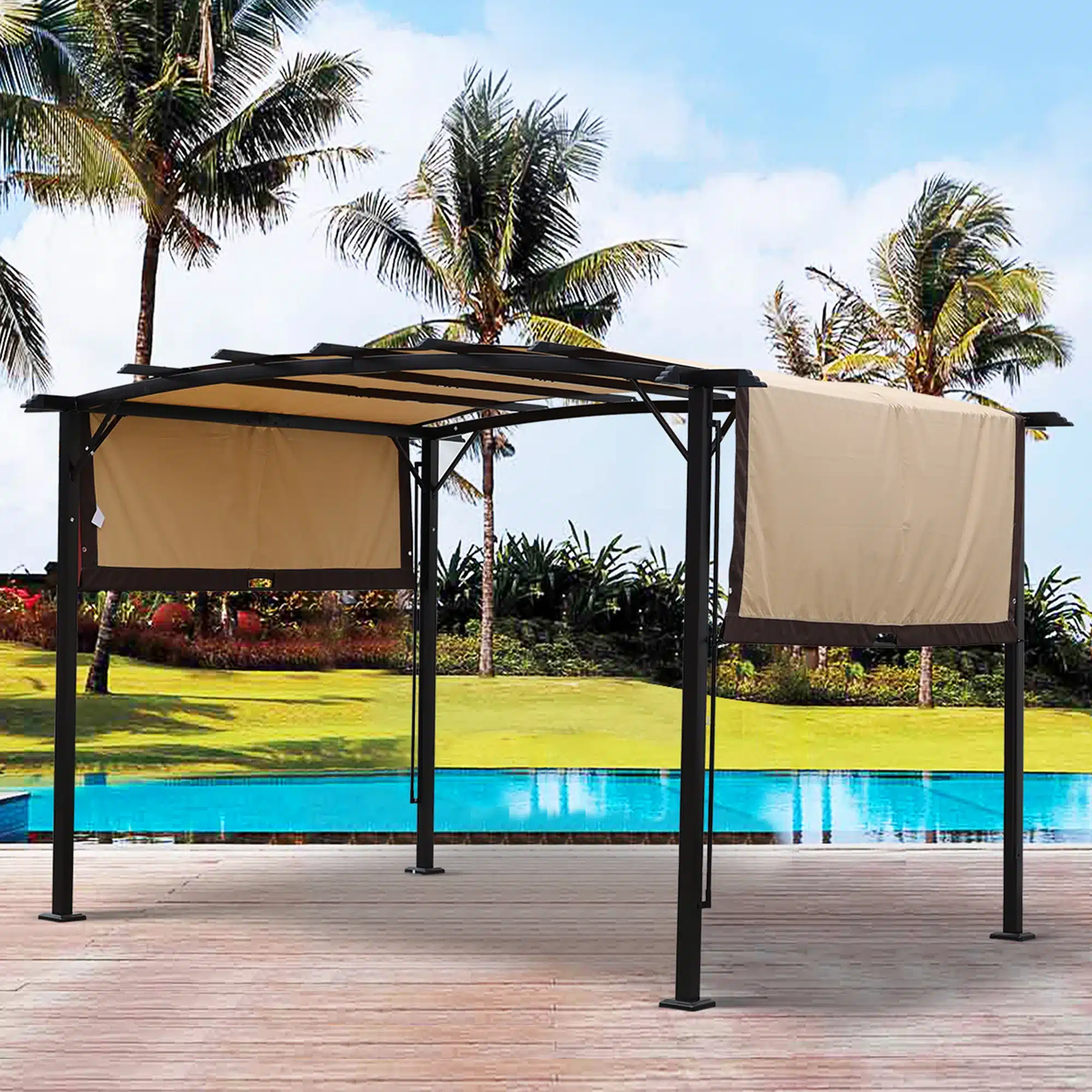 Stiilne Pergola päikesevarir veekindel UV-kaitsega 12x9, paiknedes kauni basseini ja palmipuudega aiataustal, pakkudes ideaalset varju suviseks lõõgastuseks.