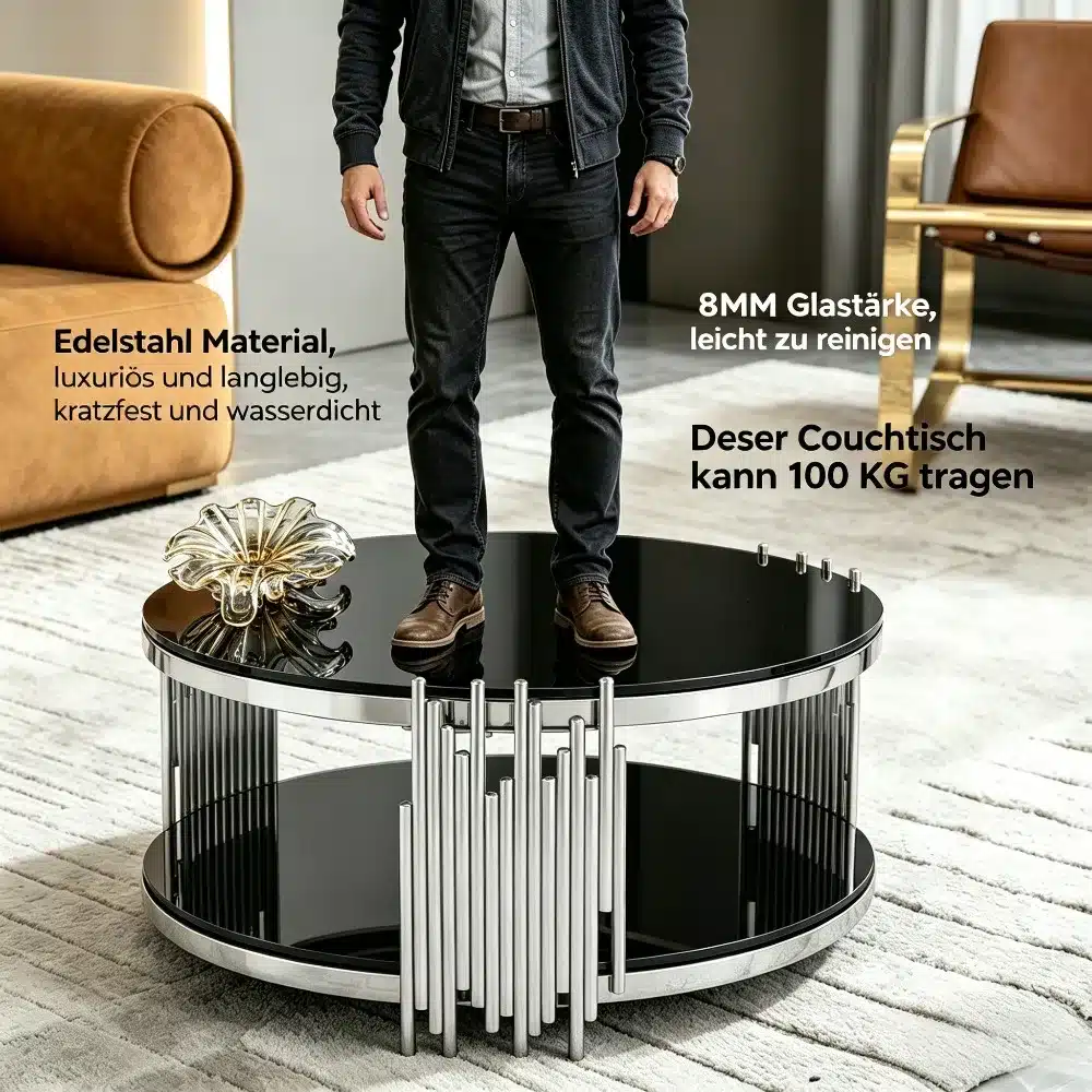 Luksuslik disain diivanilaud, musta klaasiga lauaplaat, hõbedane metallraam. Laud asub elegantse elutoa keskel, mille taustal beež diivan, ja selle peal kuldne dekoratiivkauss. Mees seisab laua peal, demonstreerides laua vastupidavust.