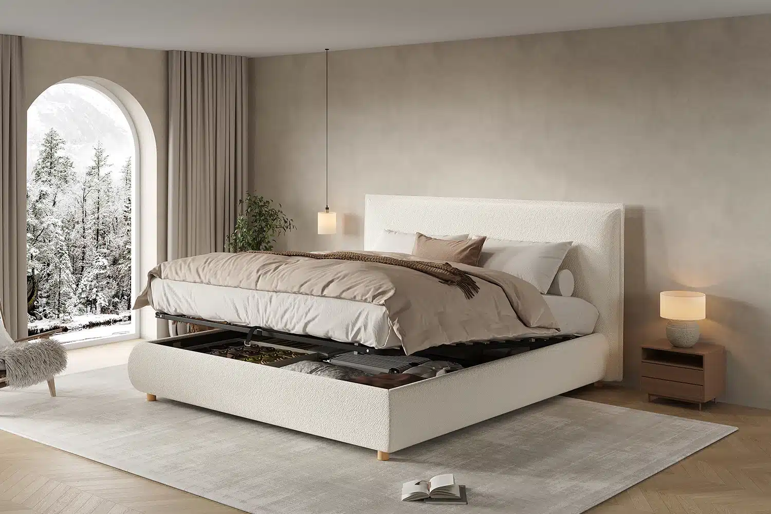 Voodiraamid panipaigaga 180x200 buklee ja peatsiga elegantse beeži kangaga; voodil on avatud panipaik ja hubane magamistoa taust koos vaatega aknast lumevaatele.